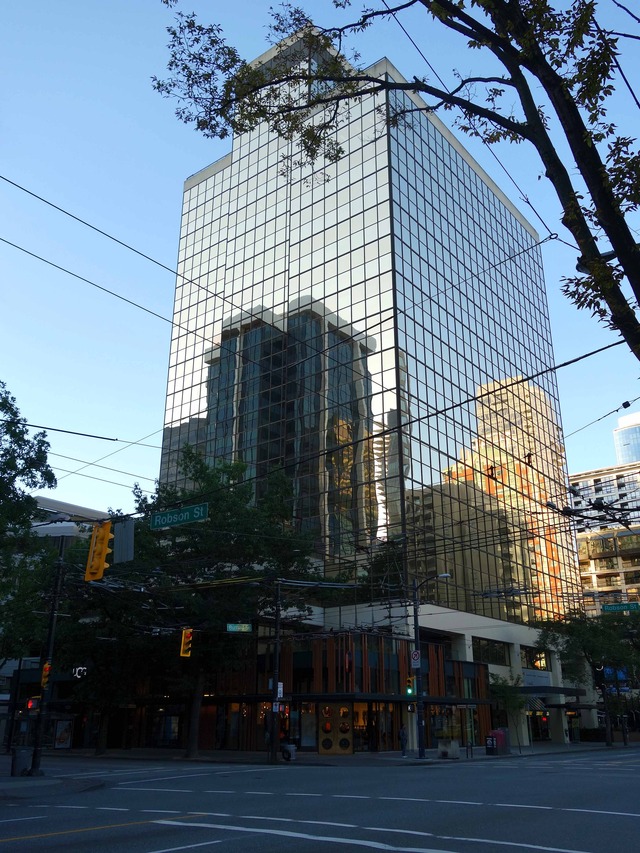 Robson St と Burrard St の交差点 4_edit