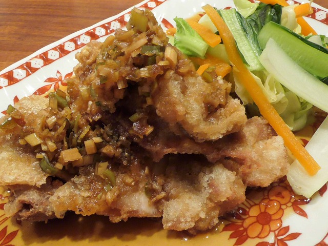 大山鶏もも肉サクサク揚げ薬味ソースかけ,旬野菜添え 3_edit