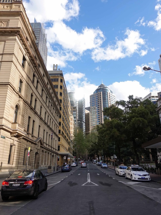 Circular Quay 駅前から Loftus St を望む_edit