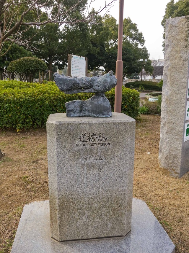 丸亀市民ひろば_道標鳩_edit