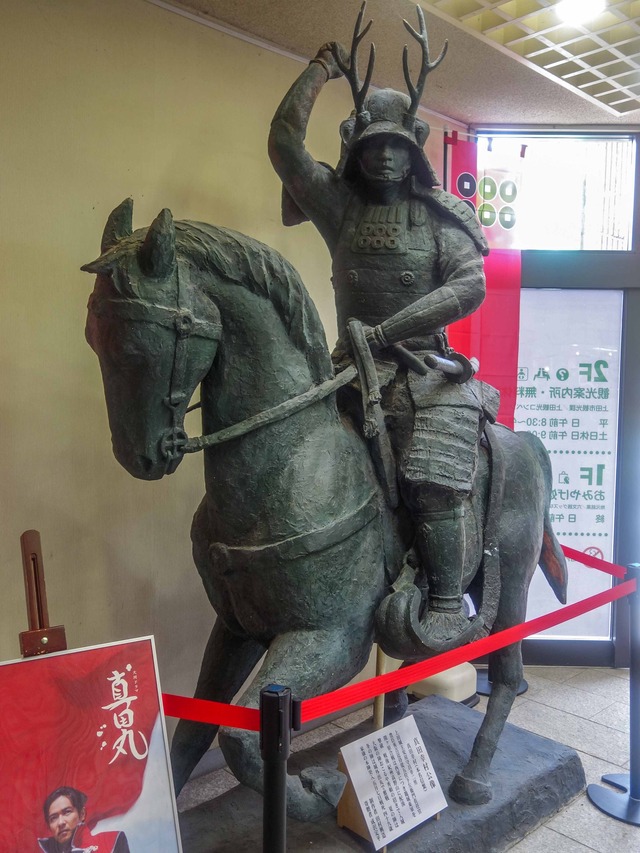 上田市観光会館内の真田幸村公像 2_edit