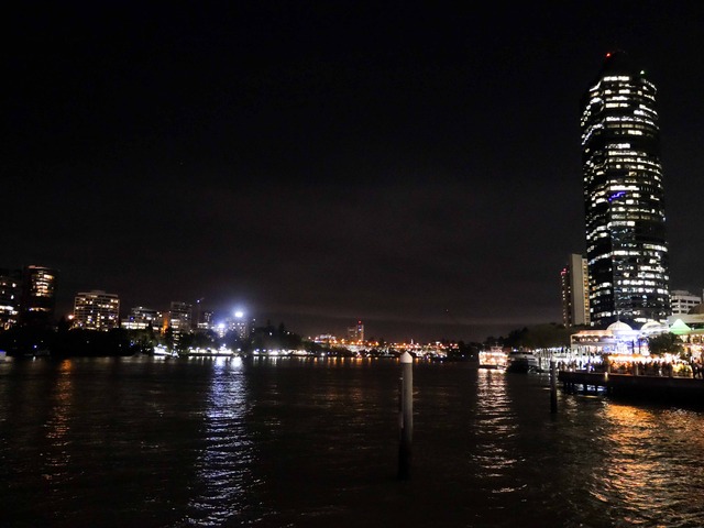 Eagle Street Pier からブリスベン川を望む 4_edit