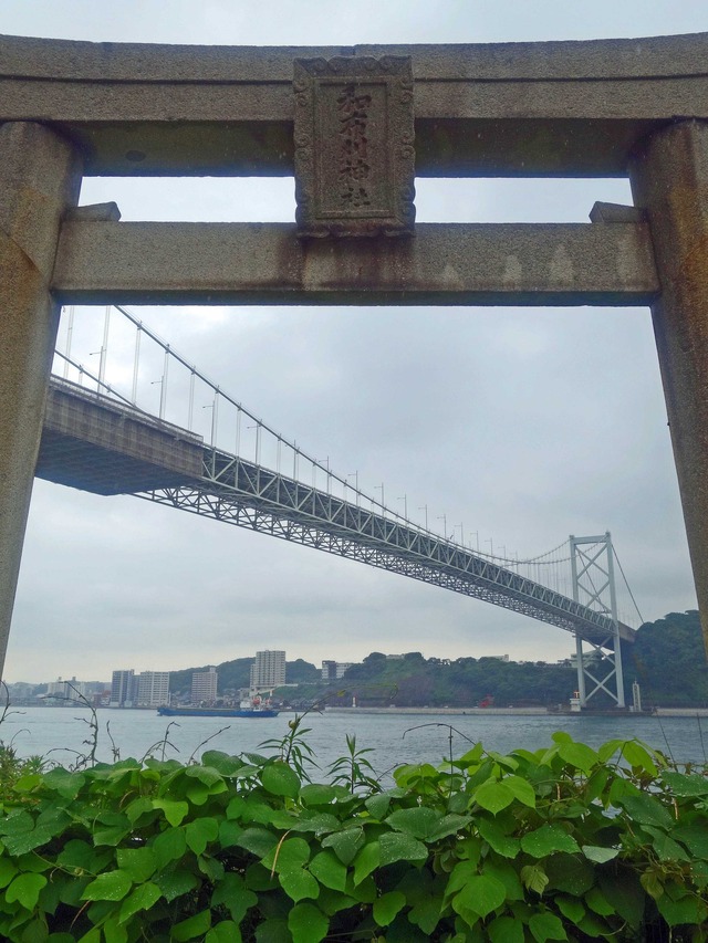 和布刈神社鳥居と関門橋 1_edit