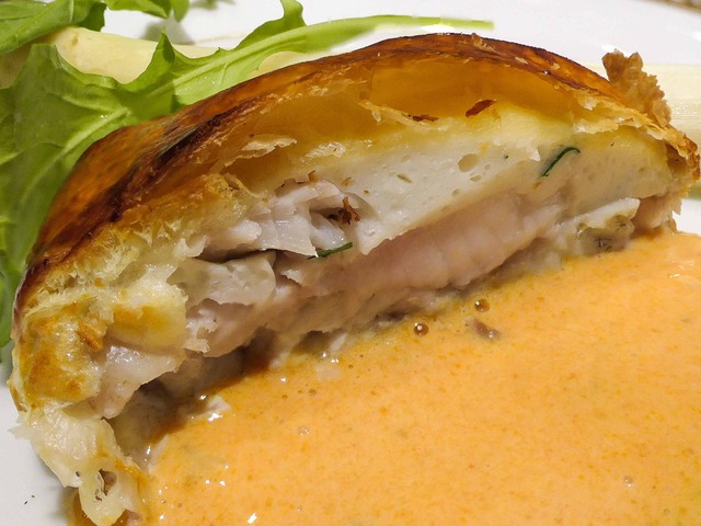 スズキのパイ包み焼き,ホワイトアスパラとショロンソース 2_edit