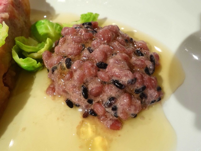 豚肩ロースのロースト,玉葱ソース,穀物のリゾット添え 2_edit