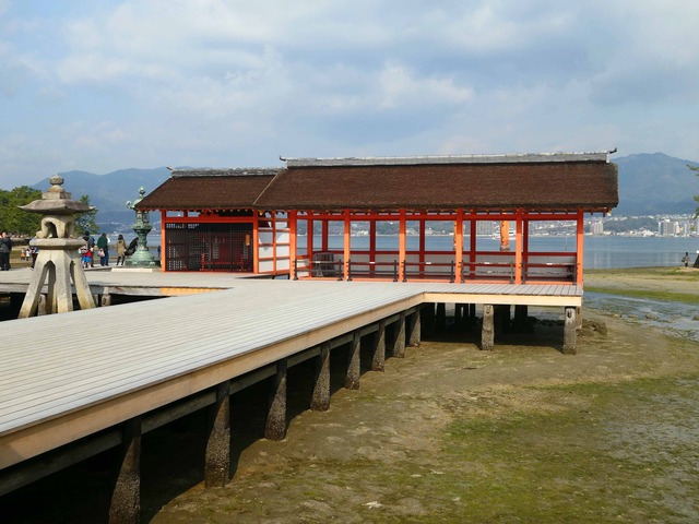 右楽房(右)と右門客神社(左) 1_edit