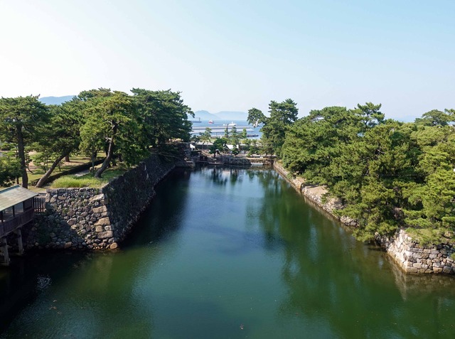 天守閣跡から内堀を望む 5_edit