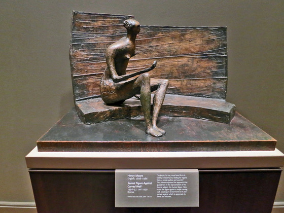 「Seated Figure Against Curved Wall」ヘンリー・ムーア_edit