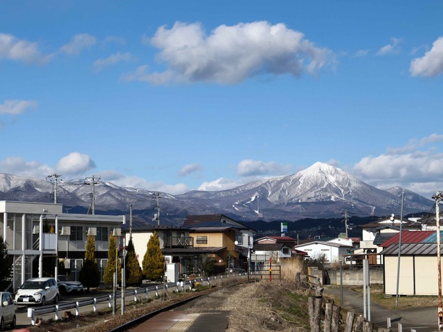 JR 七日町駅から磐梯山を望む 2_edit