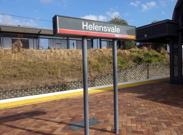 Helensvale 駅 1_edit