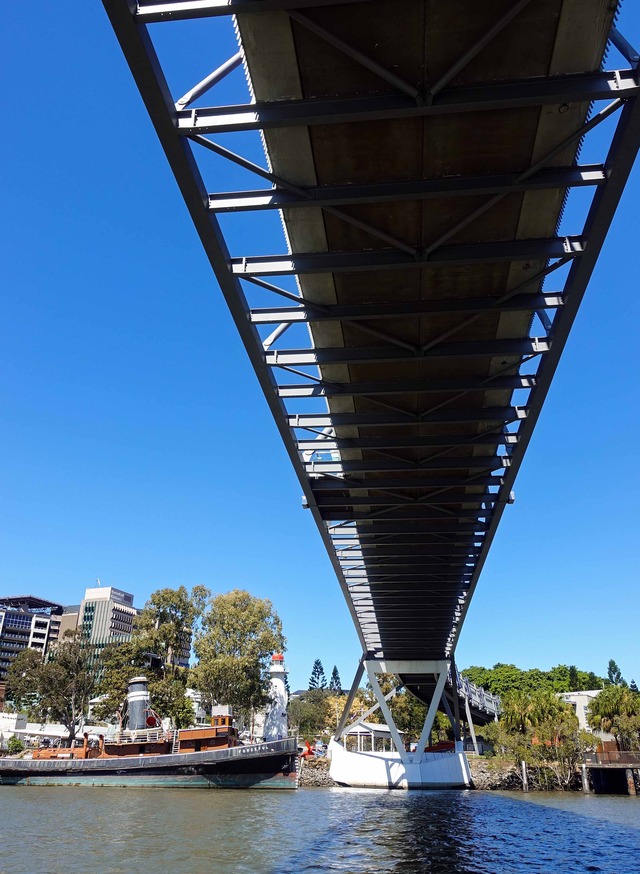 シティホッパーから Goodwill Bridge を望む 7_edit