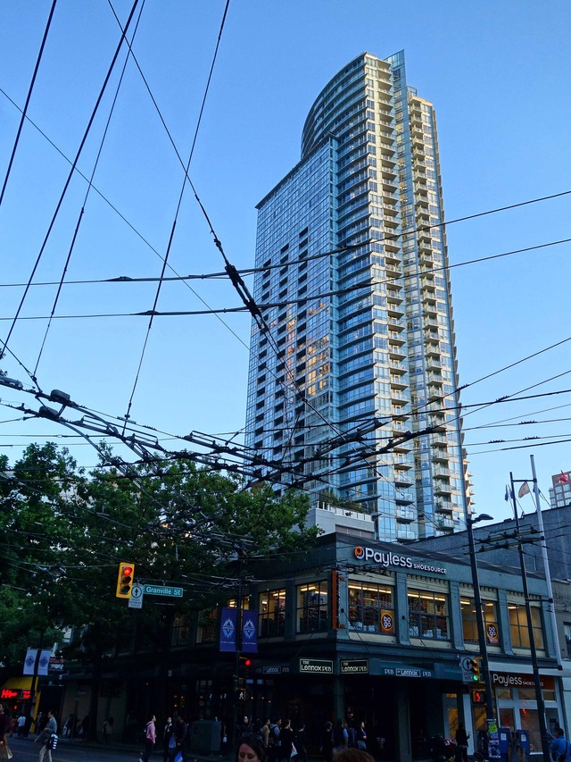 Robson St と Granville St の交差点 2_edit