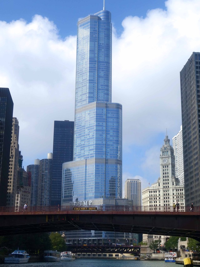 Columbus Drive Bridge と Trump International Hotel & Tower_edit