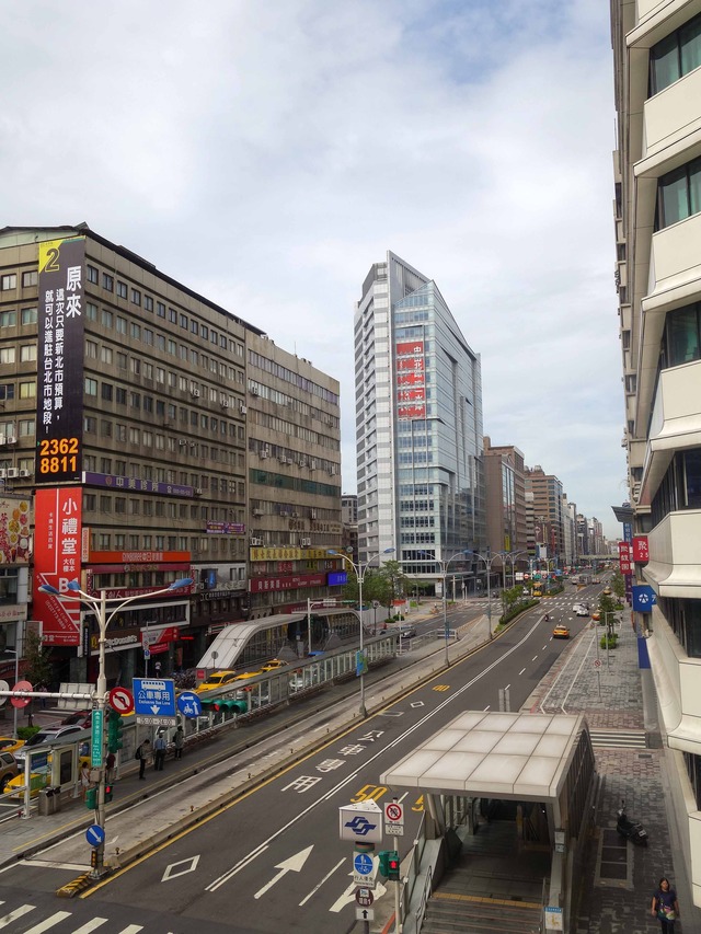 南京復興駅から南京東路三段を望む 2_edit