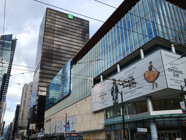 Robson St と Howe St の交差点 6_edit