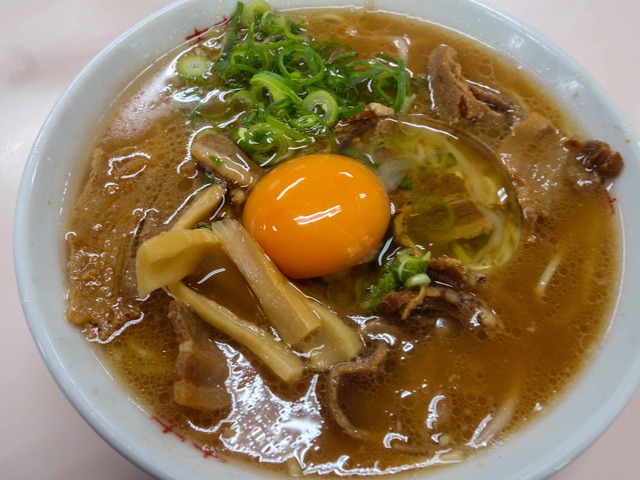 中華そば中盛肉入 + 生玉子 1_edit