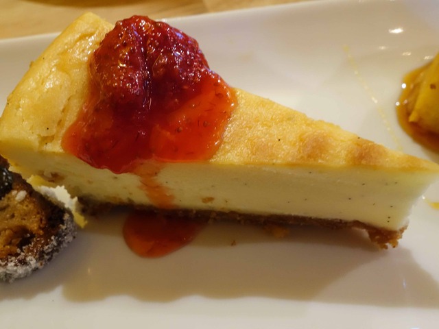 クリスマスプレート(バニラチーズケーキ 苺ソース) 1_edit