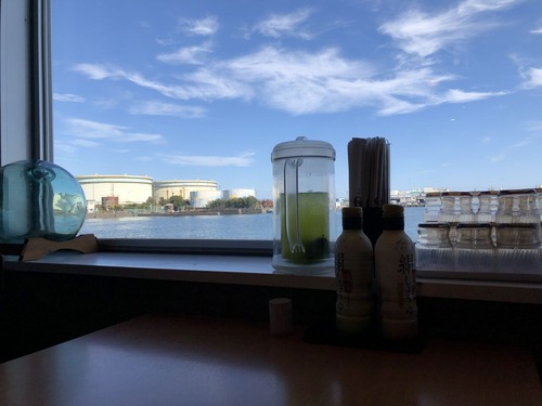 海鮮丼やから見た海