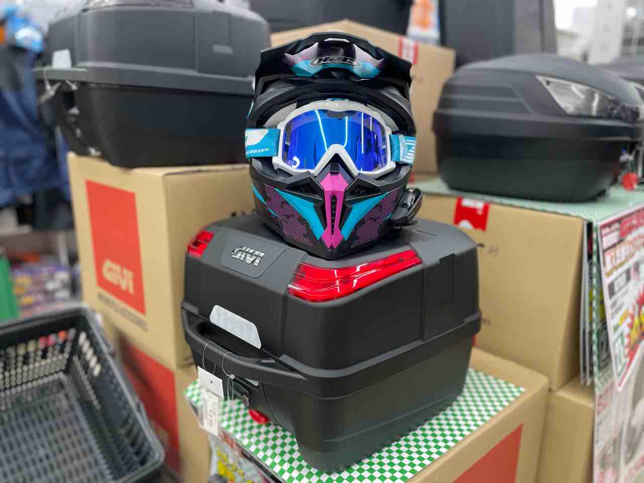 GIVIのリアボックスとインディアンモータースのヘルメット GIVIハードケースにオフロードヘルメット(私物)入れてみた！ : 2