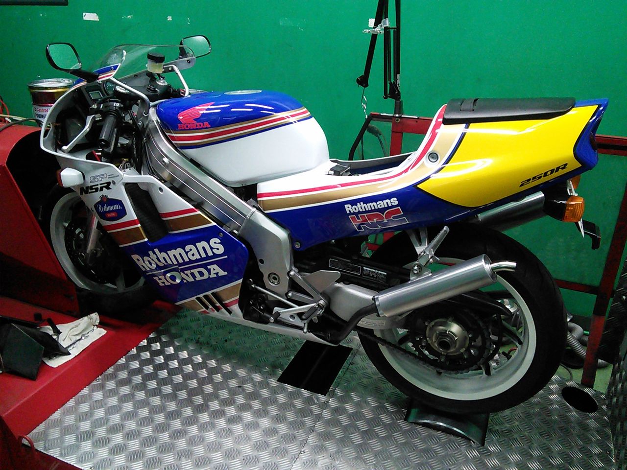 24892円 当店在庫してます! NSR250 MC18-89 社外カウル 赤白 -カスタム無料 24892円 当店在庫してます! NSR250 MC18-89 社外カウル 赤白 -カスタム無料