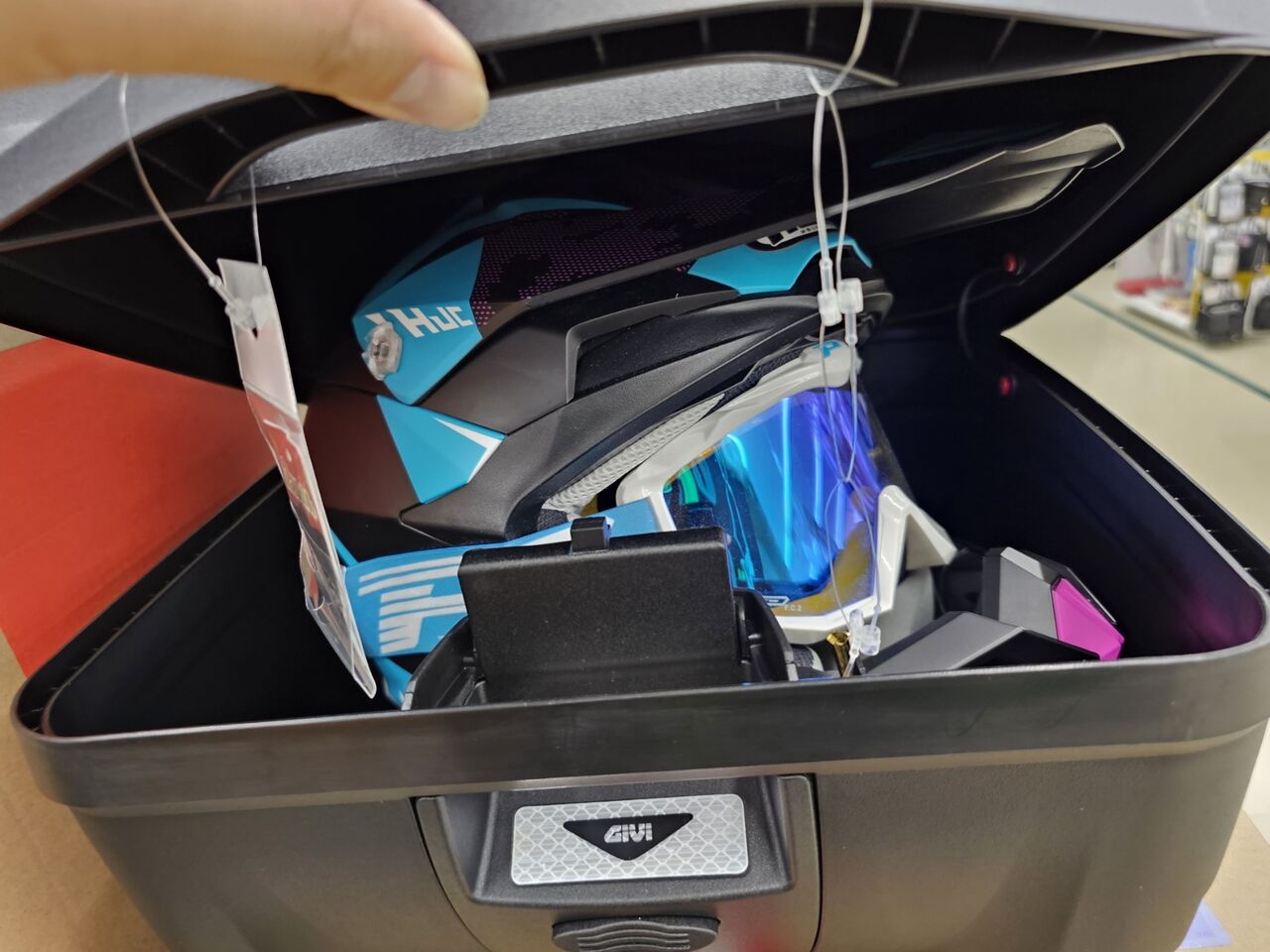 GIVIハードケースにオフロードヘルメット(私物)入れてみた！ : 2