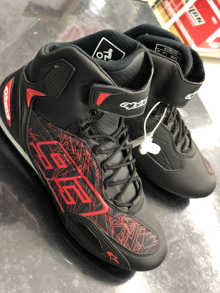 この靴履くとバイク速くなります() : 2りんかんブログ