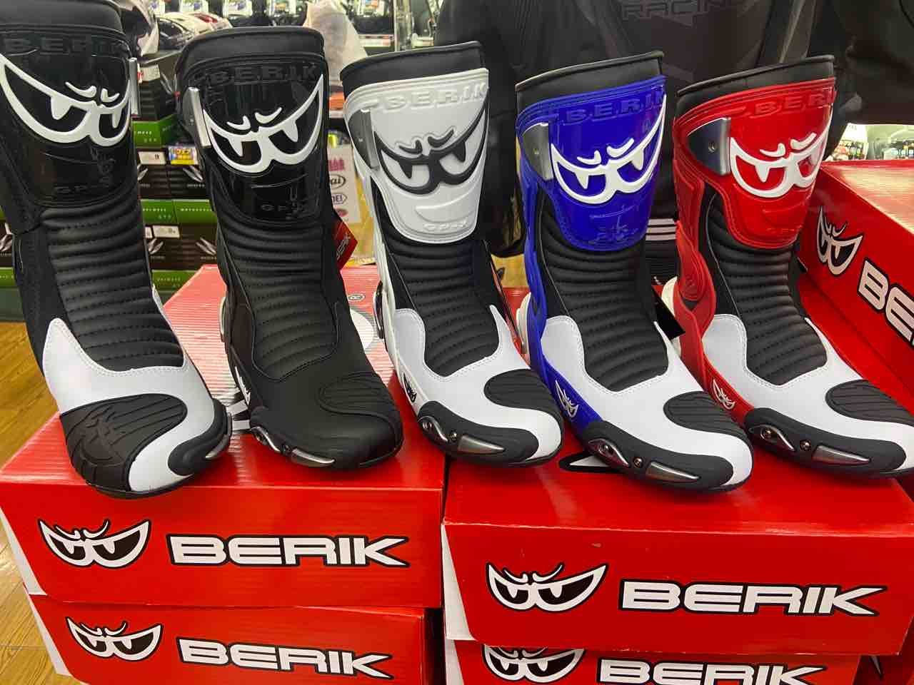 ベリックBERIK バイクブーツ 赤/黒/白　45 BERIK ベリック レーシングブーツ BOT-1289-BK RED 40サイズ