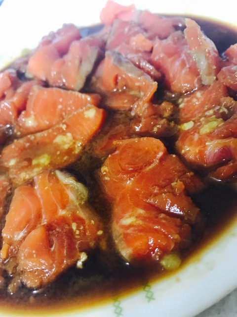 酒の肴にサーモンの刺身