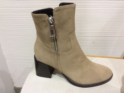 E4C39281-786E-40A3-B2C4-D94A38FFF364