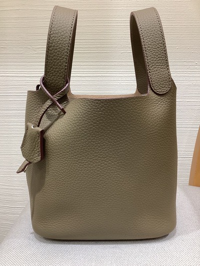 F18ADCDB-A79D-4894-B23E-8AE16C63883C