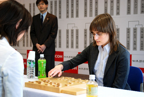 【画像】ポーランド美女、初の外国人将棋プロになる