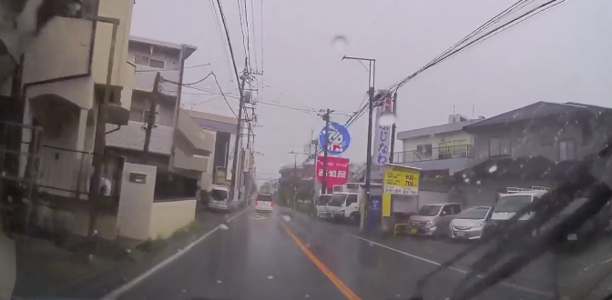 【ドラレコ動画】運転中に目の前で雷が落ちるとこうなるｗｗｗｗｗｗｗｗｗｗｗ