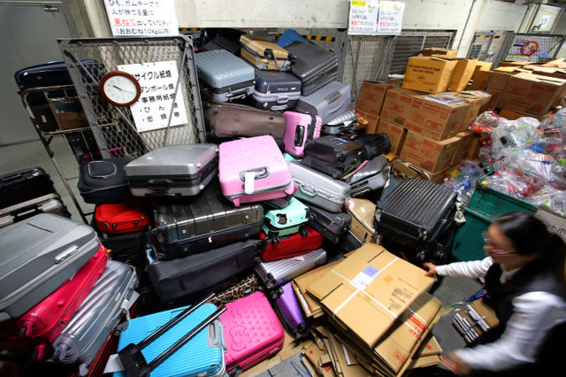 【悲報】訪日外国人観光客、空港に「古いスーツケース」を捨てていく模様ｗｗｗｗｗｗｗｗｗｗｗｗｗｗｗｗ