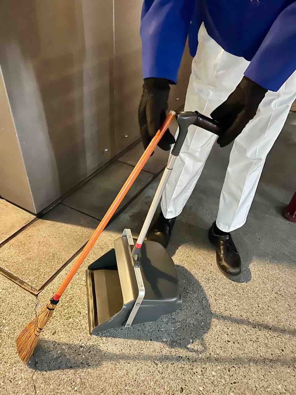 伝説のオレンジホウキのキャストさん 出会えたら話しかけると面白いです 噂のdヲタくんのディズニーレポート