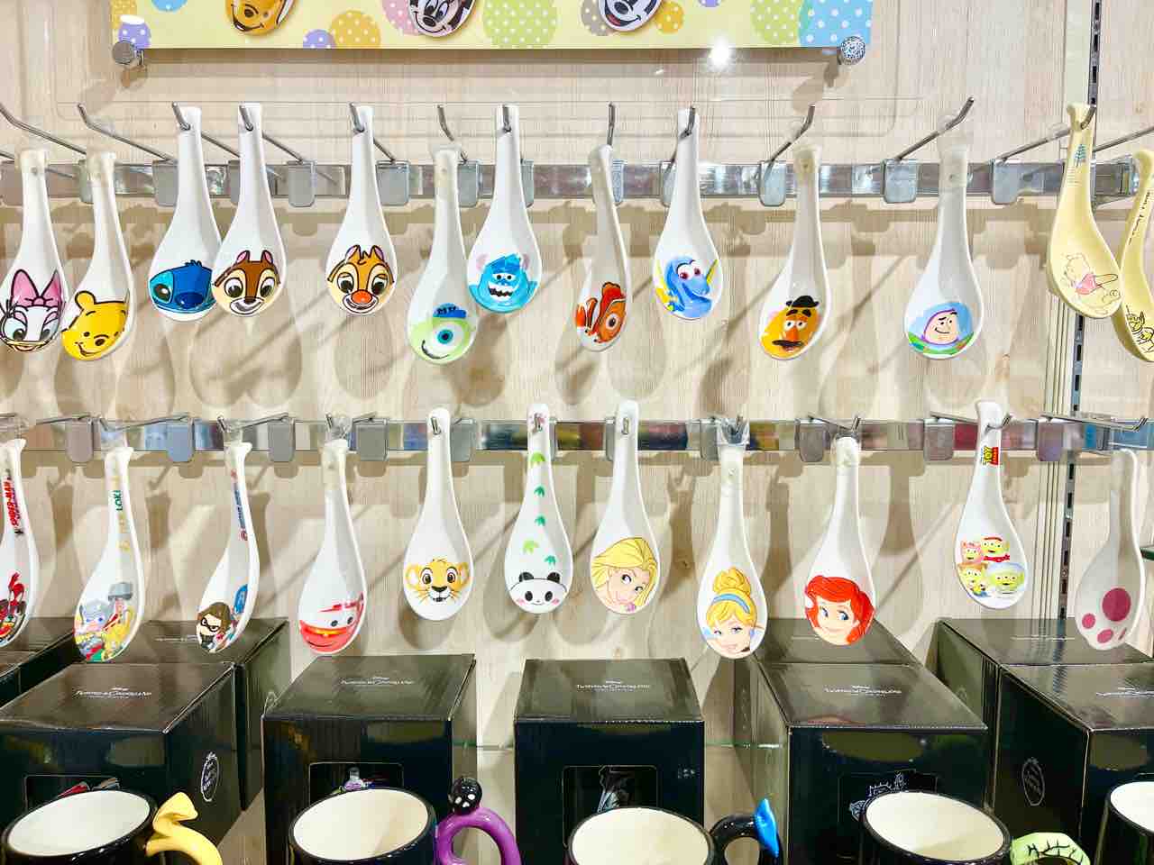 横浜大世界で見つけたディズニーキャラクターレンゲ どんぶりが可愛い 噂のdヲタくんのディズニーレポート