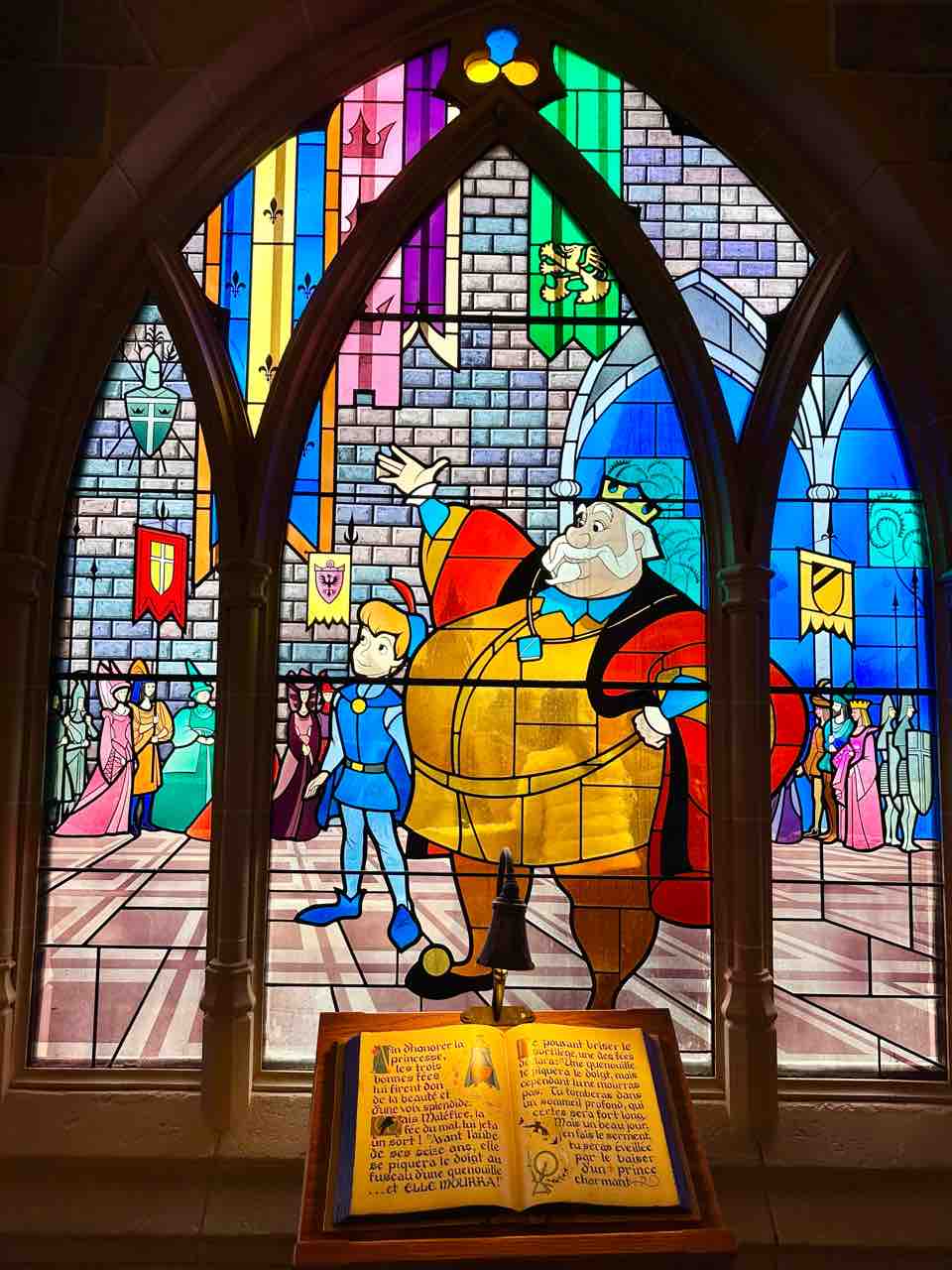 パリディズニーのオーロラ城の中ってどうなってるの？ : 噂のDヲタくん