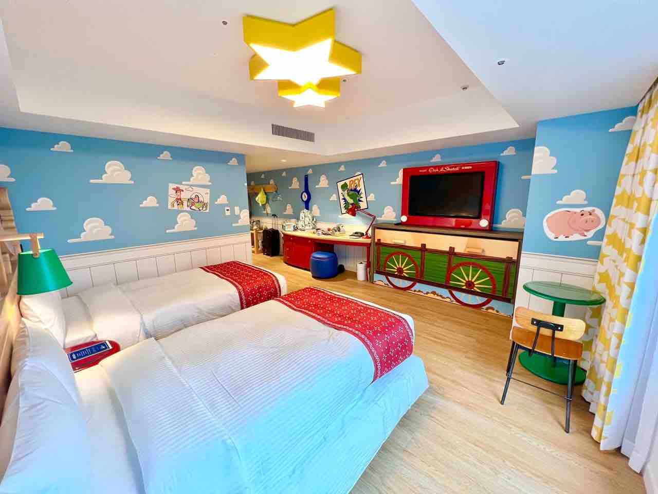 1泊円 スーペリアルーム310号室が中庭から丸見えだった件 トイストーリーホテル 噂のdヲタくんのディズニーレポート