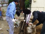 側溝は長年溜まった泥であふれていた。