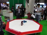 ROBO-ONE体験バトル中の早稲田大学の学生も操縦にすぐ慣れた。