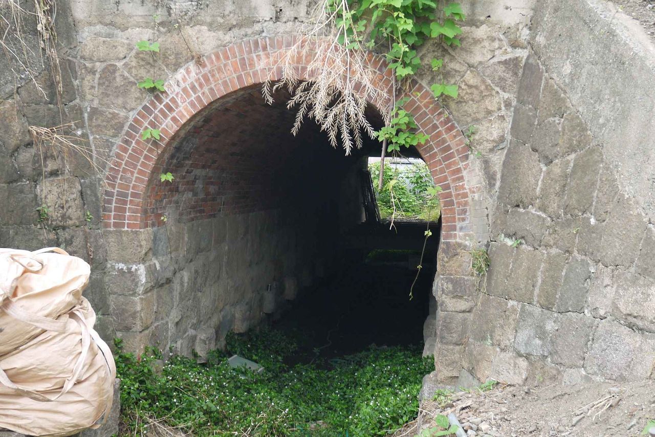 水路用で最大のレンガトンネル ここも高槻城の石垣石が転用されてる 国道171号線ガード西 高槻network新聞 水路用で最大のレンガトンネル ここも高槻城の石垣石が転用されてる 国道171号線ガード西 高槻network新聞