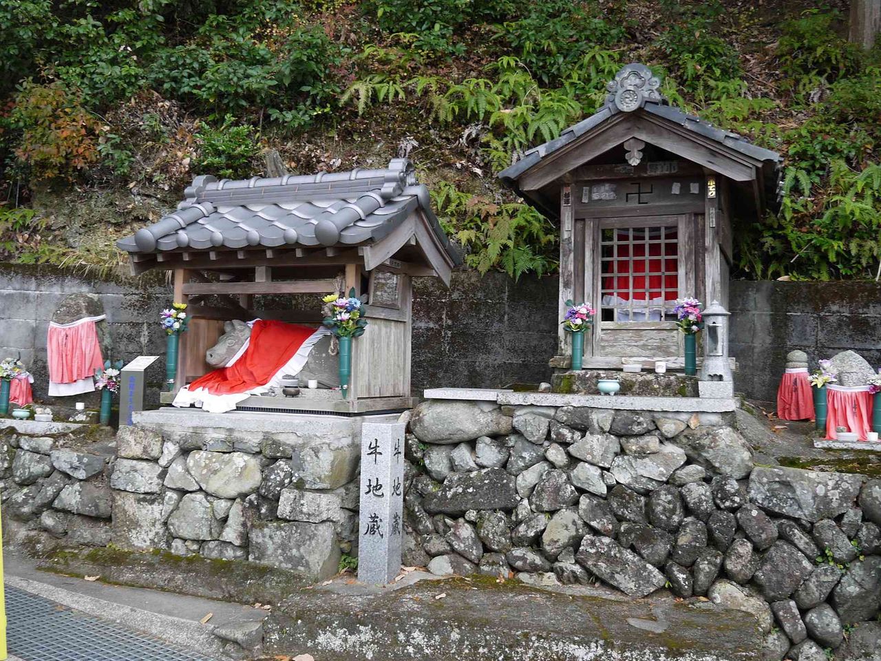 原の牛地蔵 そのおとなりの石地蔵の祠が改築されてる 19年 高槻network新聞