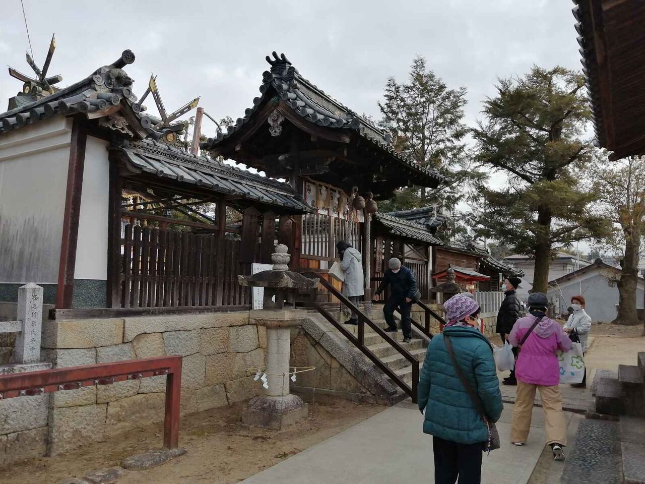 宮之川原元町 神服神社のとんど行事 清福寺の阿久刀神社では茅の輪が外されていた