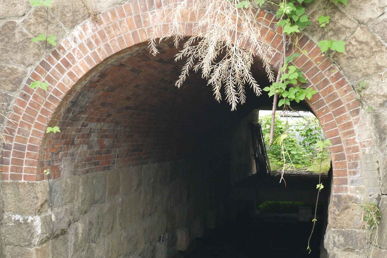 水路用で最大のレンガトンネル ここも高槻城の石垣石が転用されてる 国道171号線ガード西 高槻network新聞