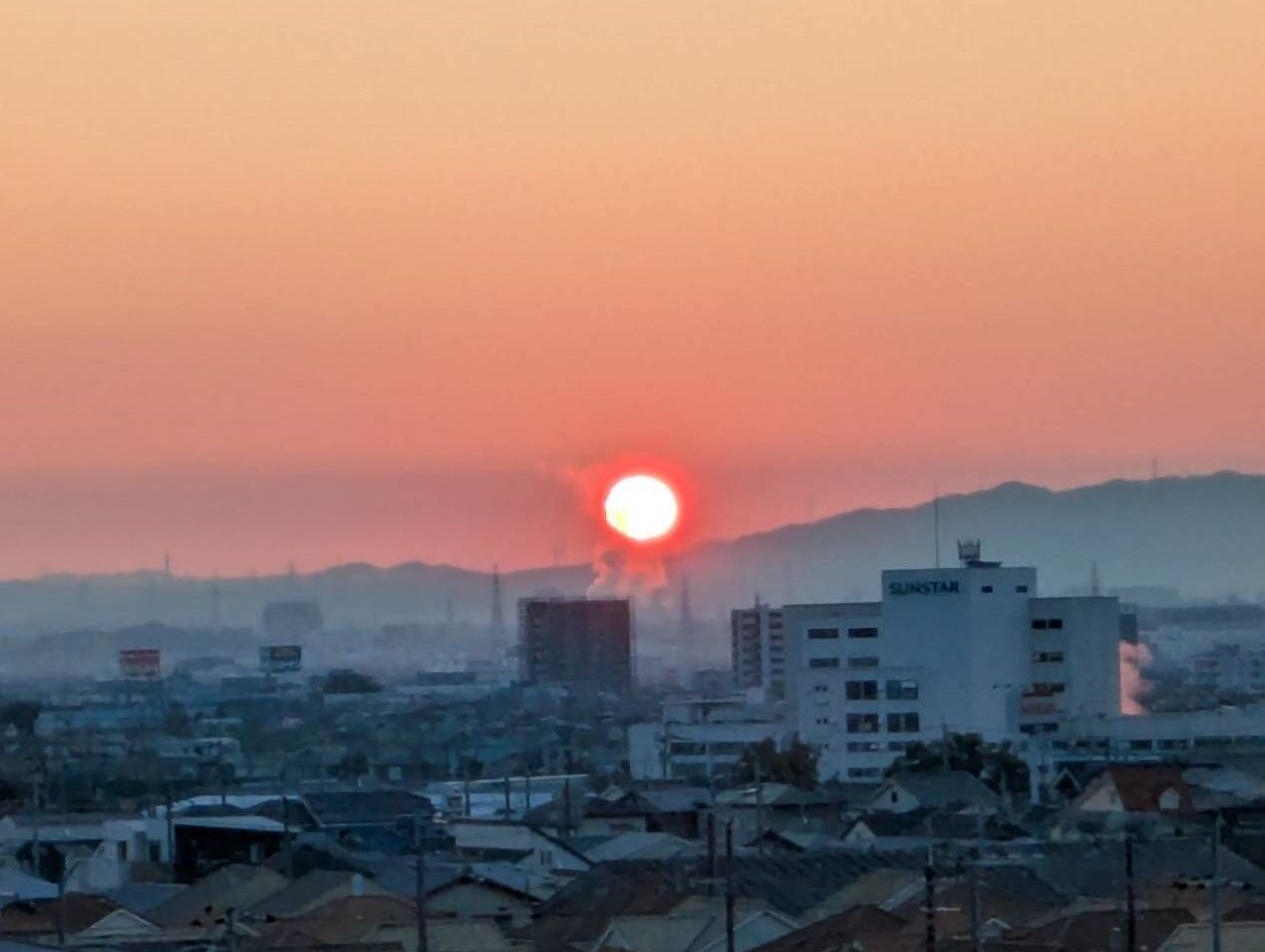 高槻の今日23日の夕日、昨日22日の朝日のようす 2025年1月 : 高槻