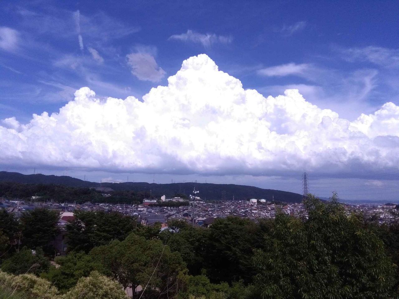梅雨明けを思わせるような夏空に富士山型の入道雲を発見 高槻network新聞