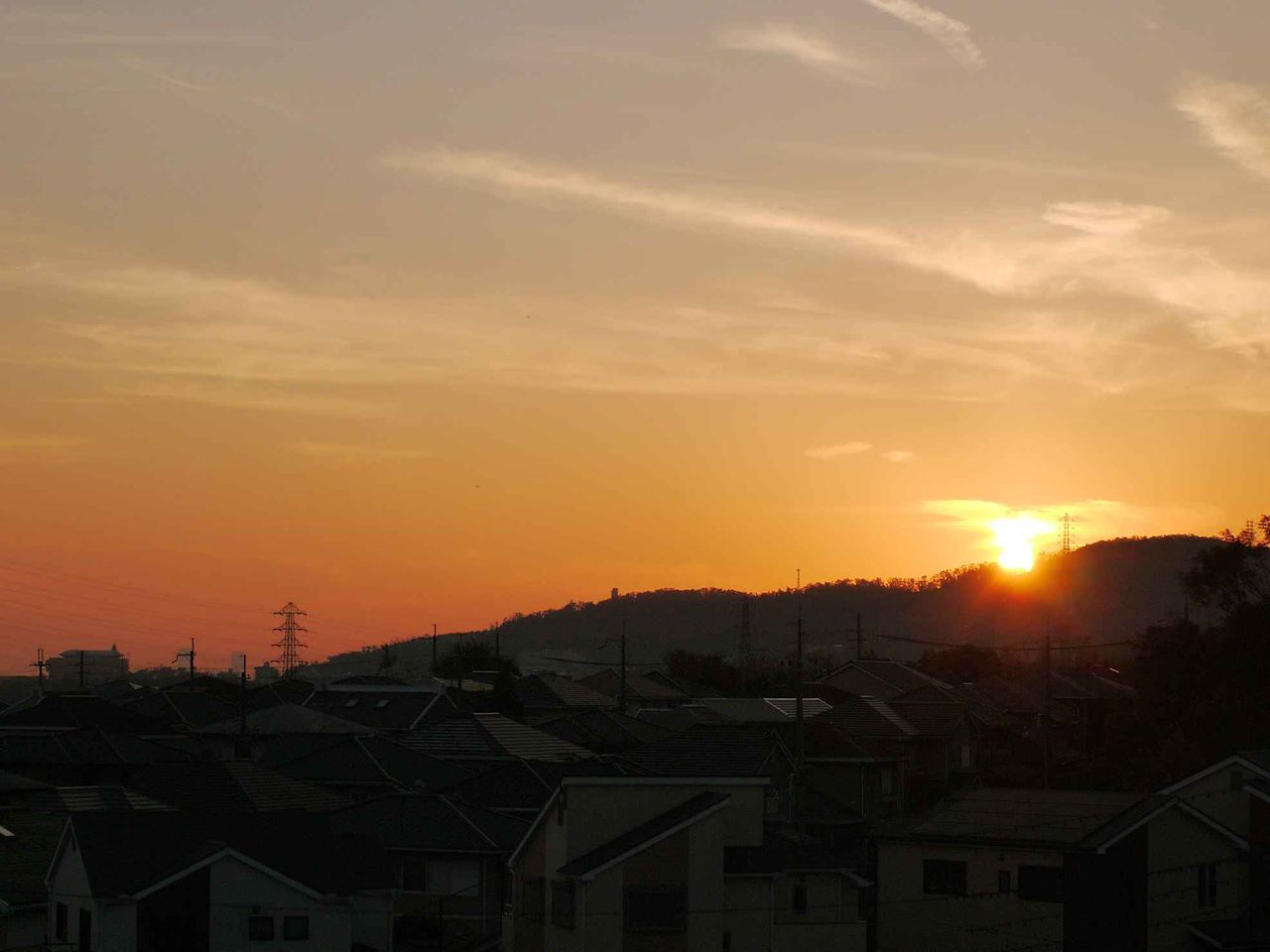 阿武山に落ちる秋の夕日 18年 高槻network新聞 阿武山に落ちる秋の夕日 18年 高槻network新聞