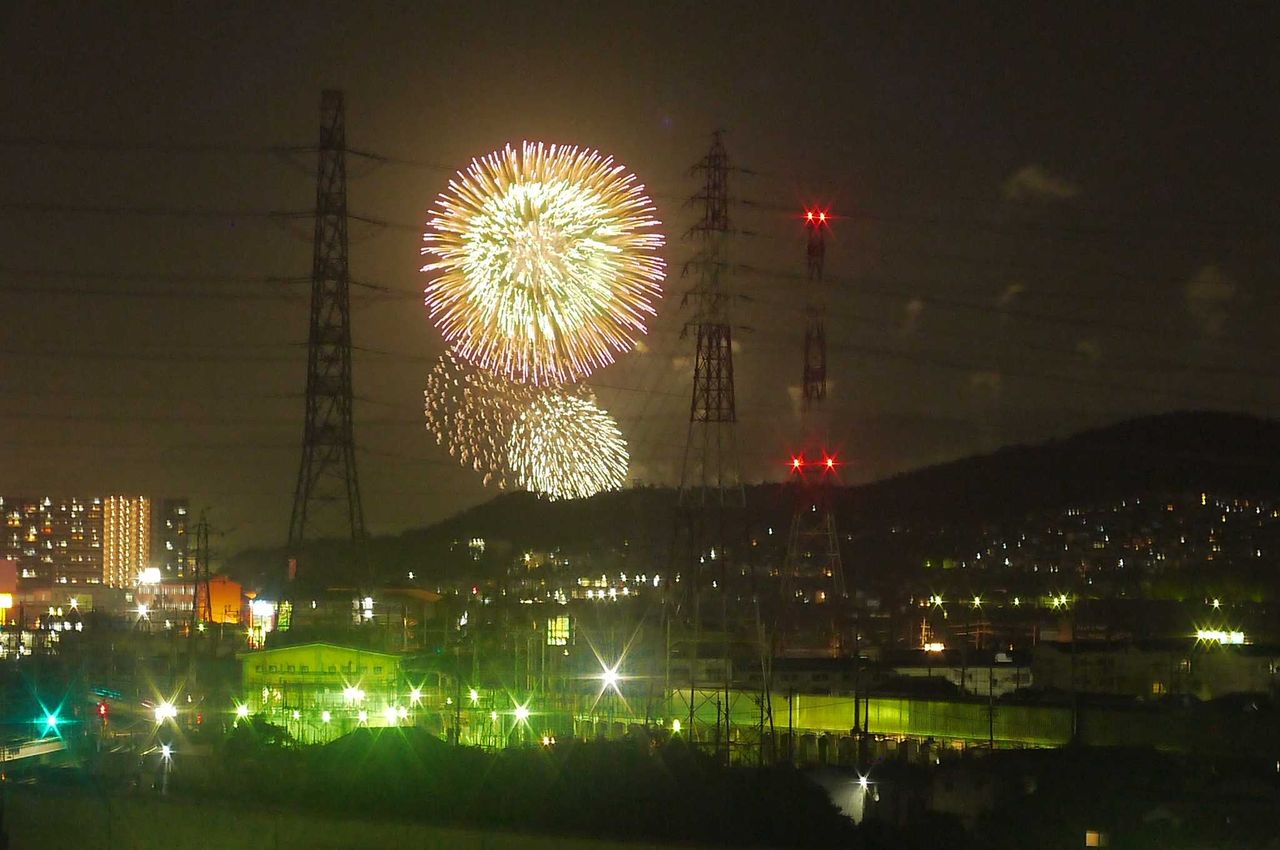 京都芸術花火19 高槻から見えたのか イオン高槻店から眺めたようす 高槻network新聞 京都芸術花火19 高槻から見えたのか イオン高槻店から眺めたようす 高槻network新聞