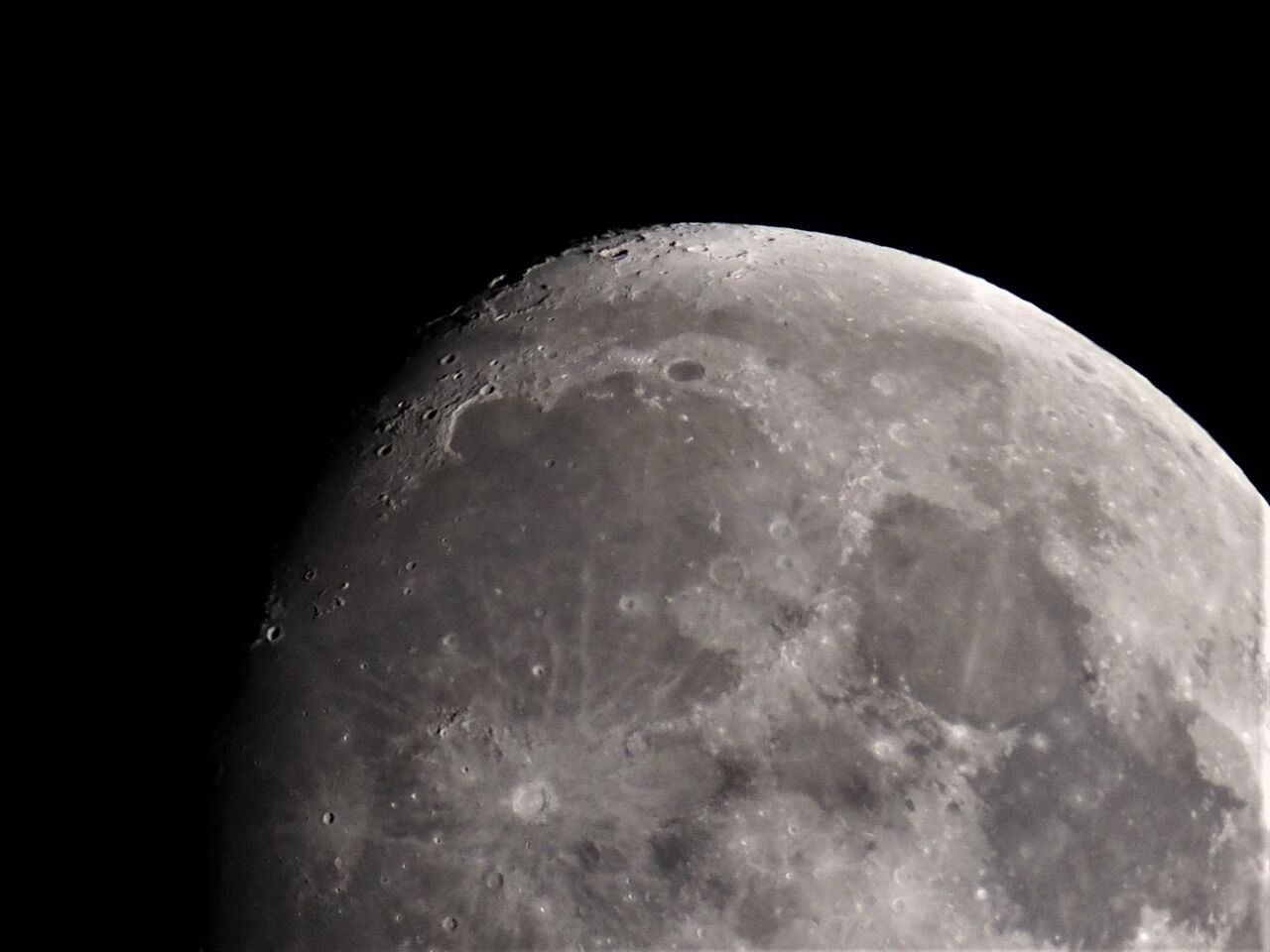 高槻の夜空 上弦の月を撮影してみる 2023年5月31日 : 高槻Network新聞 高槻の夜空 上弦の月を撮影してみる 2023年5月31日 : 高槻Network新聞