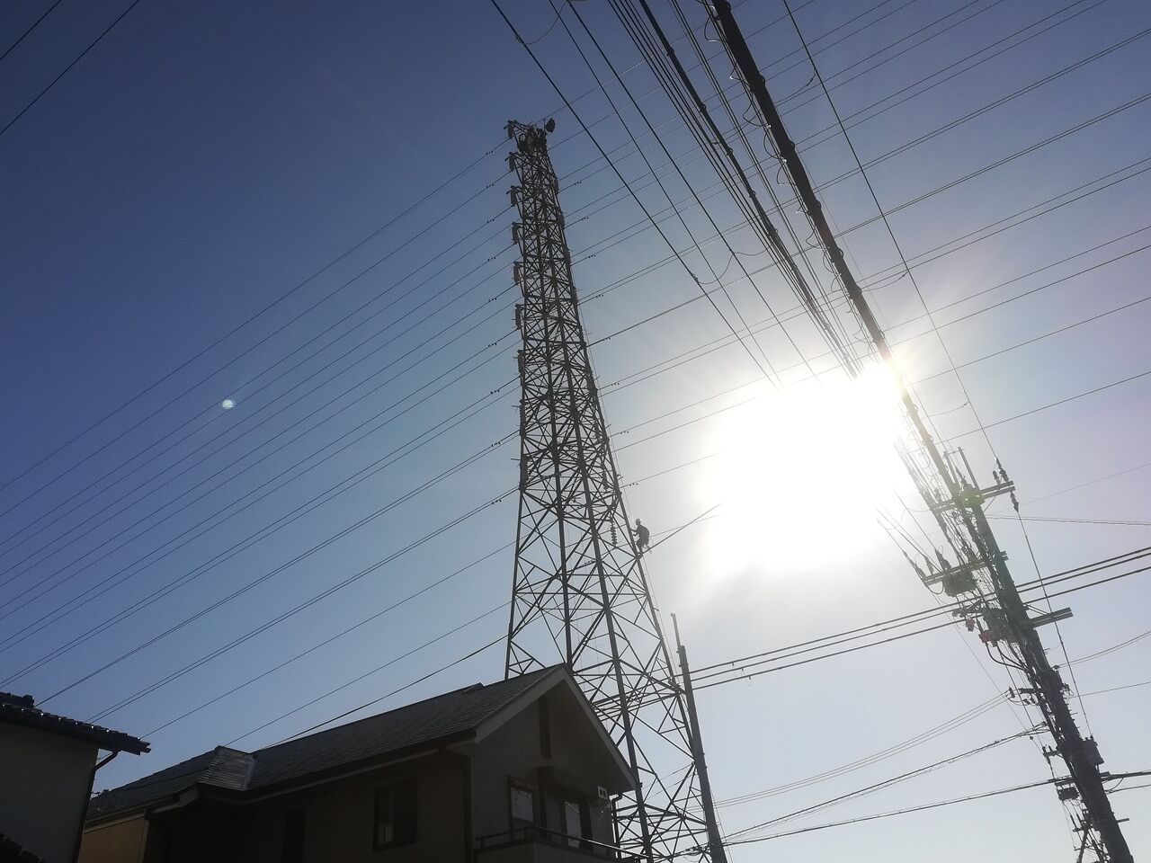 高圧送電線の鉄塔の最上部にのぼっての作業 電線交換の関連工事のよう 年 高槻network新聞