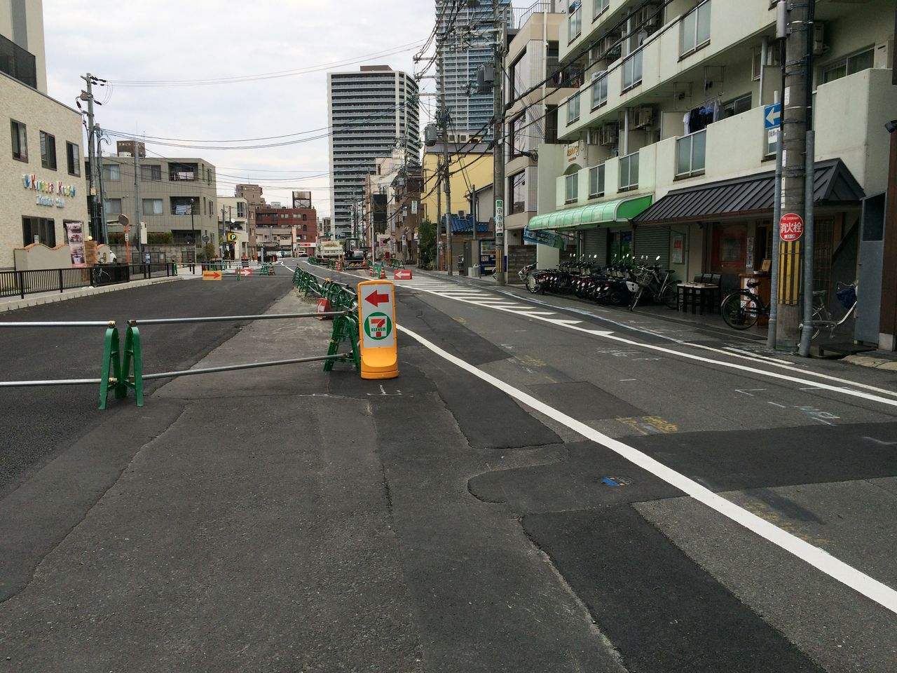 Tsutaya高槻店横の西国街道が工事中 両側通行へ 高槻network新聞